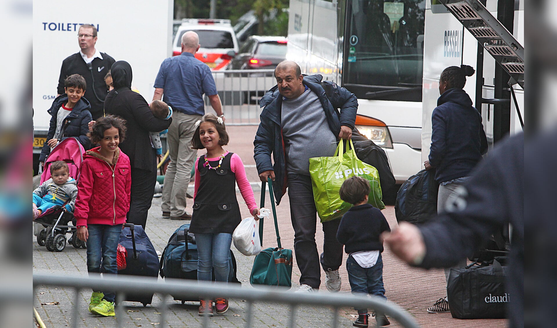 Ruim honderd vluchtelingen arriveerden vorige week in Laren. Ze worden inmiddels opgevangen in Kortenhoef. Foto: Bob Awick