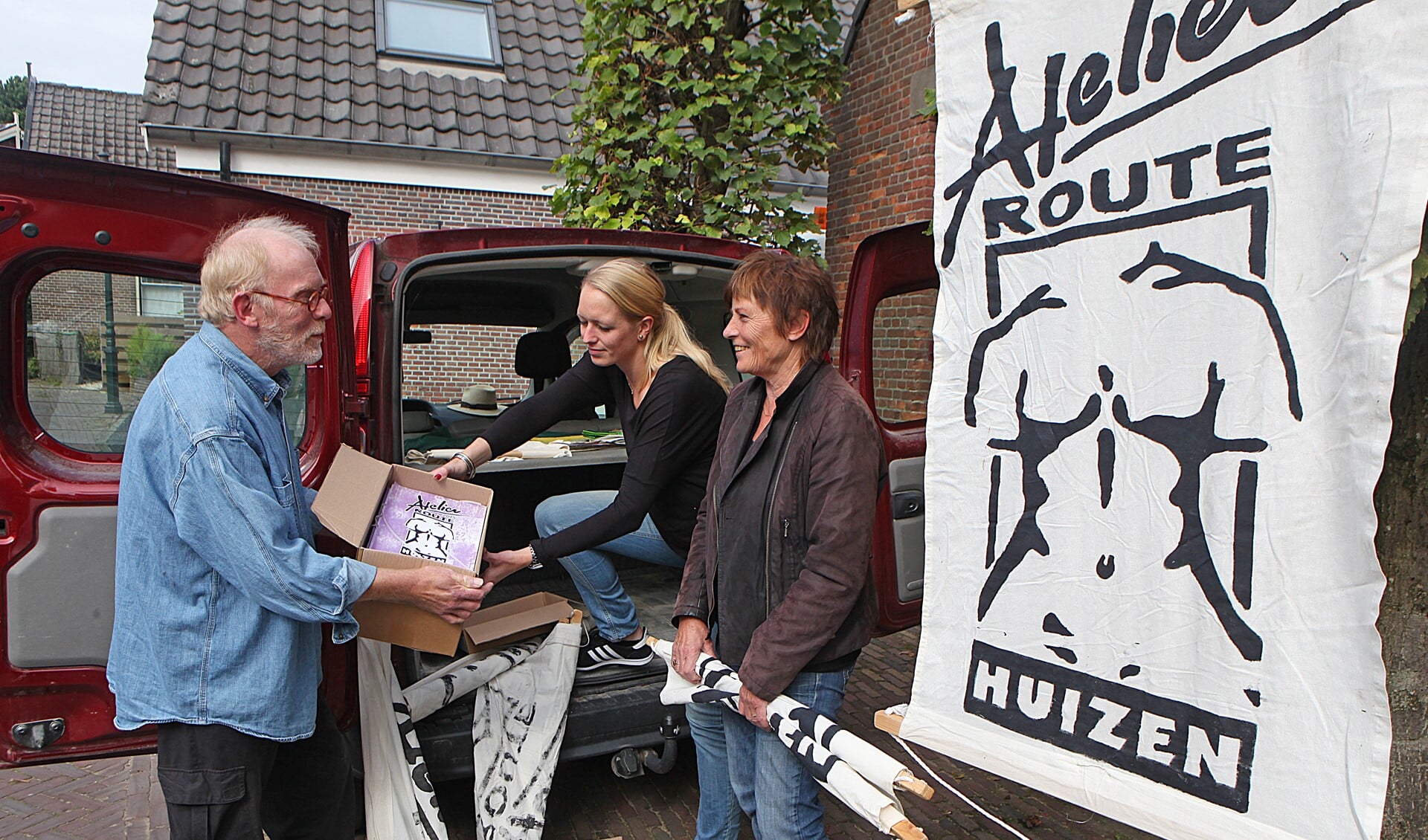 Kunstenaars Michiel Linders, Natalie Hoogeveen en Annette van de Vegte vormen samen het bestuur van de stichting AtelierRoute Huizen.
