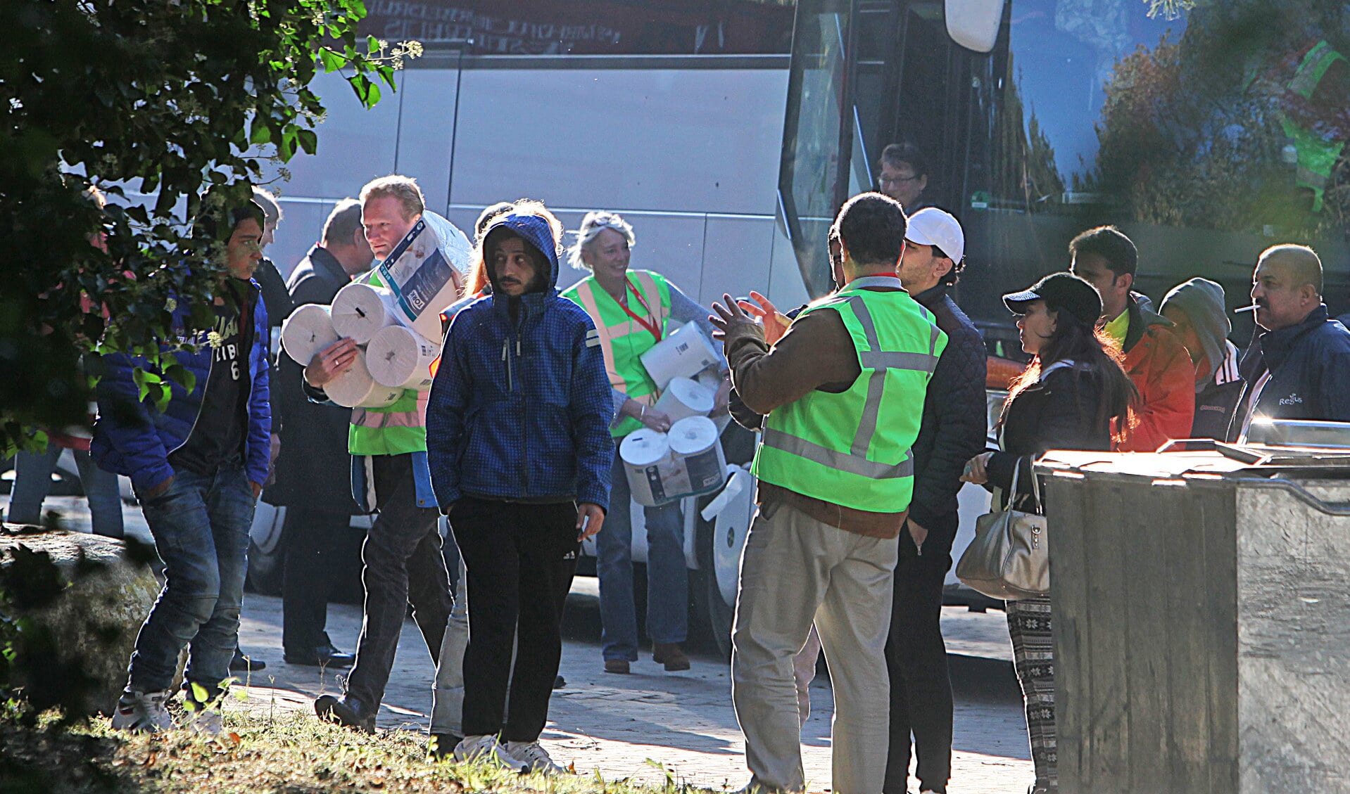 De ontvangst van de vluchtelingen bij hun aankomst op Crailo vanmiddag.