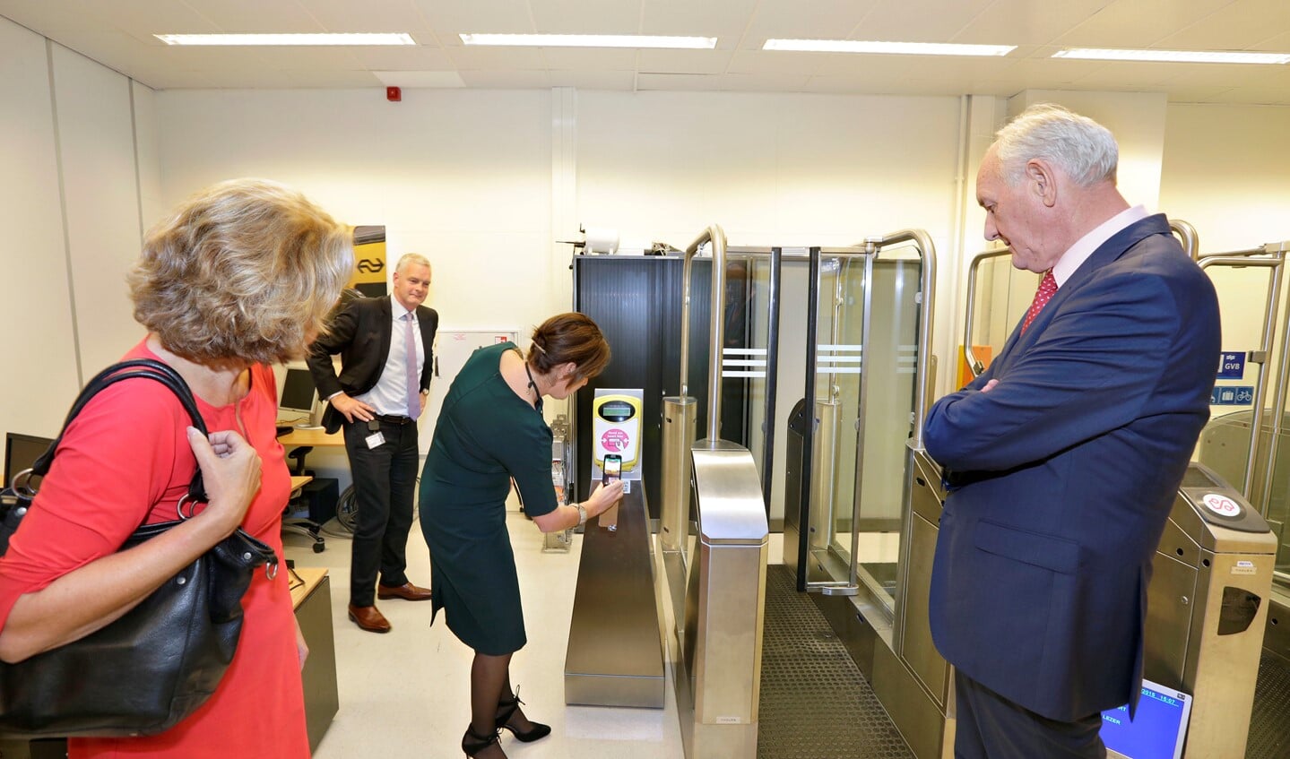 De commisaris van de Koning kijkt samen met wethouder Janny Bakker belangstellend naar de demonstratie bij Thales in Huizen. Foto: Pieter Magielsen/NFP