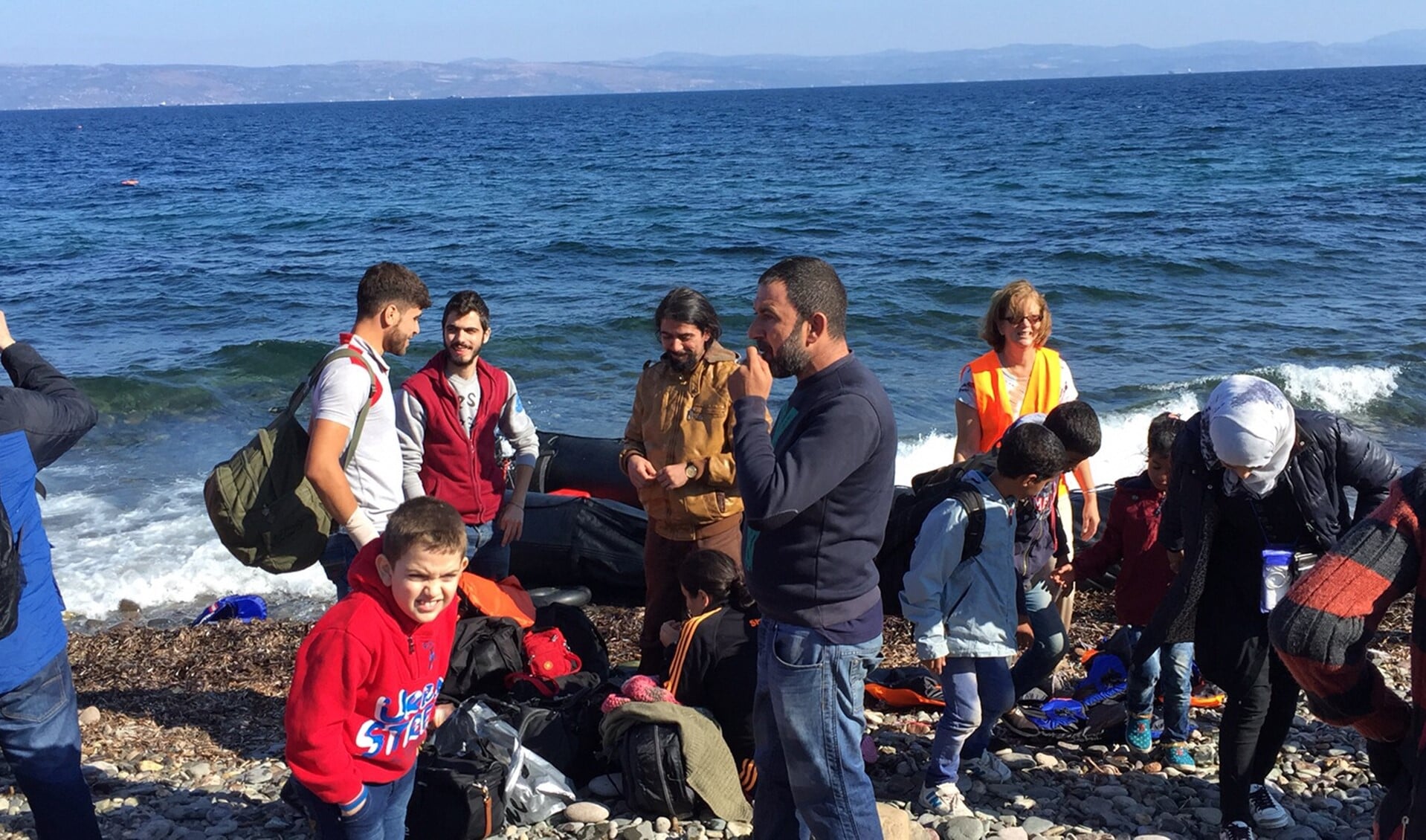 Een foto door Tijmen gemaakt met daarop de aankomst van vluchtelingen op Lesbos.