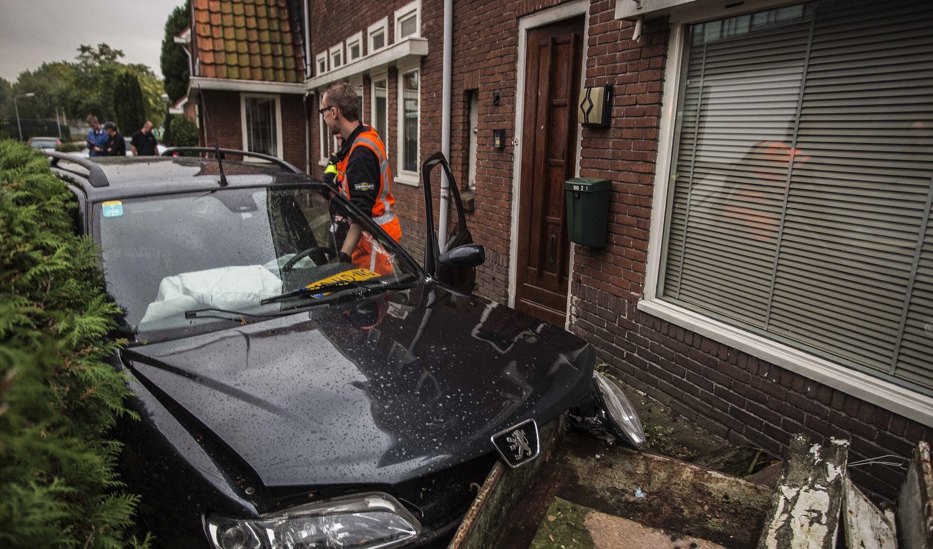 Automobilist veroorzaakt veel schade aan pand Anthony Fokkerweg in Hilversum