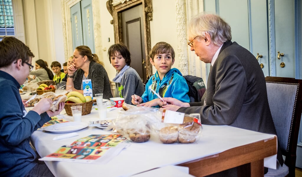 Kinderen ontbijten met burgemeester en wethouders.
