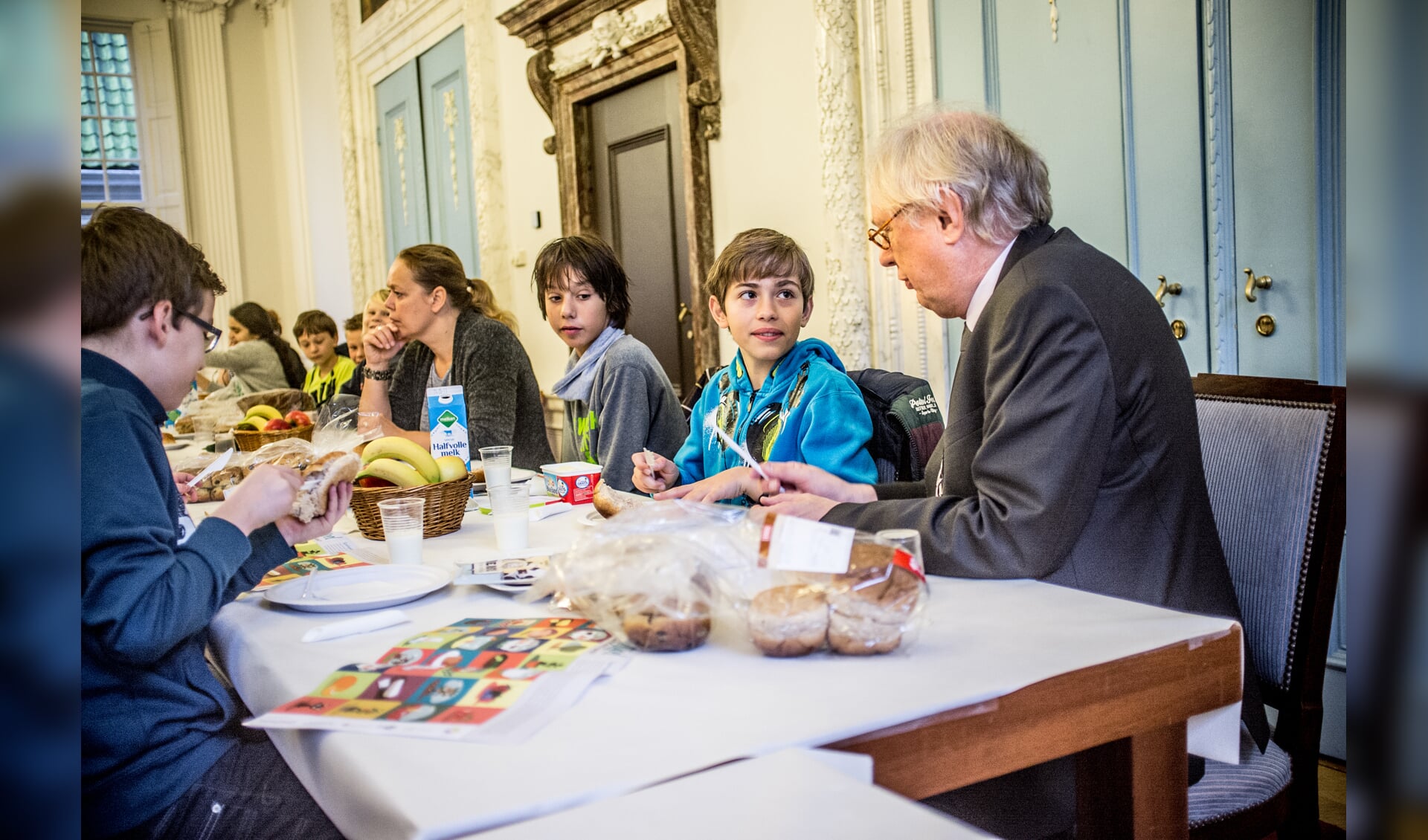 Kinderen ontbijten met burgemeester en wethouders.