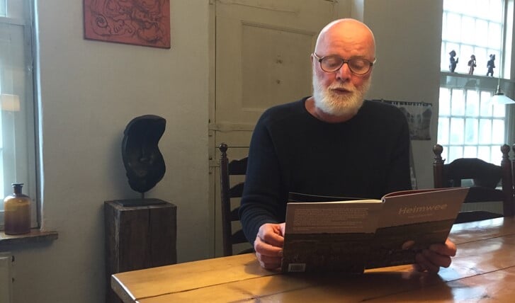 Gerard Wortel aan de keukentafel met zijn boek 'Heimwee naar Eemnes'.