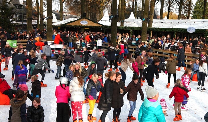 IJs op de Brink, nu Winter Village Laren, is altijd een drukbezocht evenement.