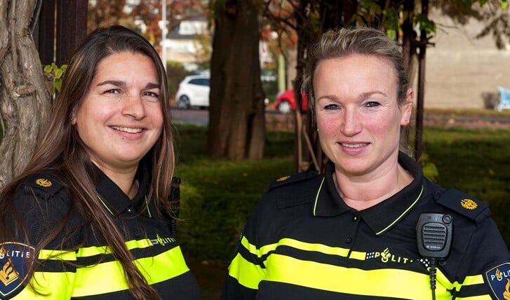 Natalie Blokland (links) en Ester Hoogaerts zijn de nieuwe wijkagenten in Diemen-Zuid.
