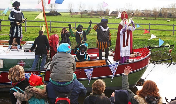 De aankomst van Sinterklaas in Eemnes, waar veel verklede kinderen hem opwachtten.