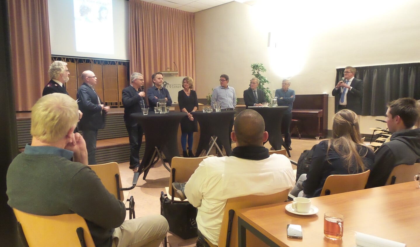 De sprekers in debat met elkaar en de zaal.