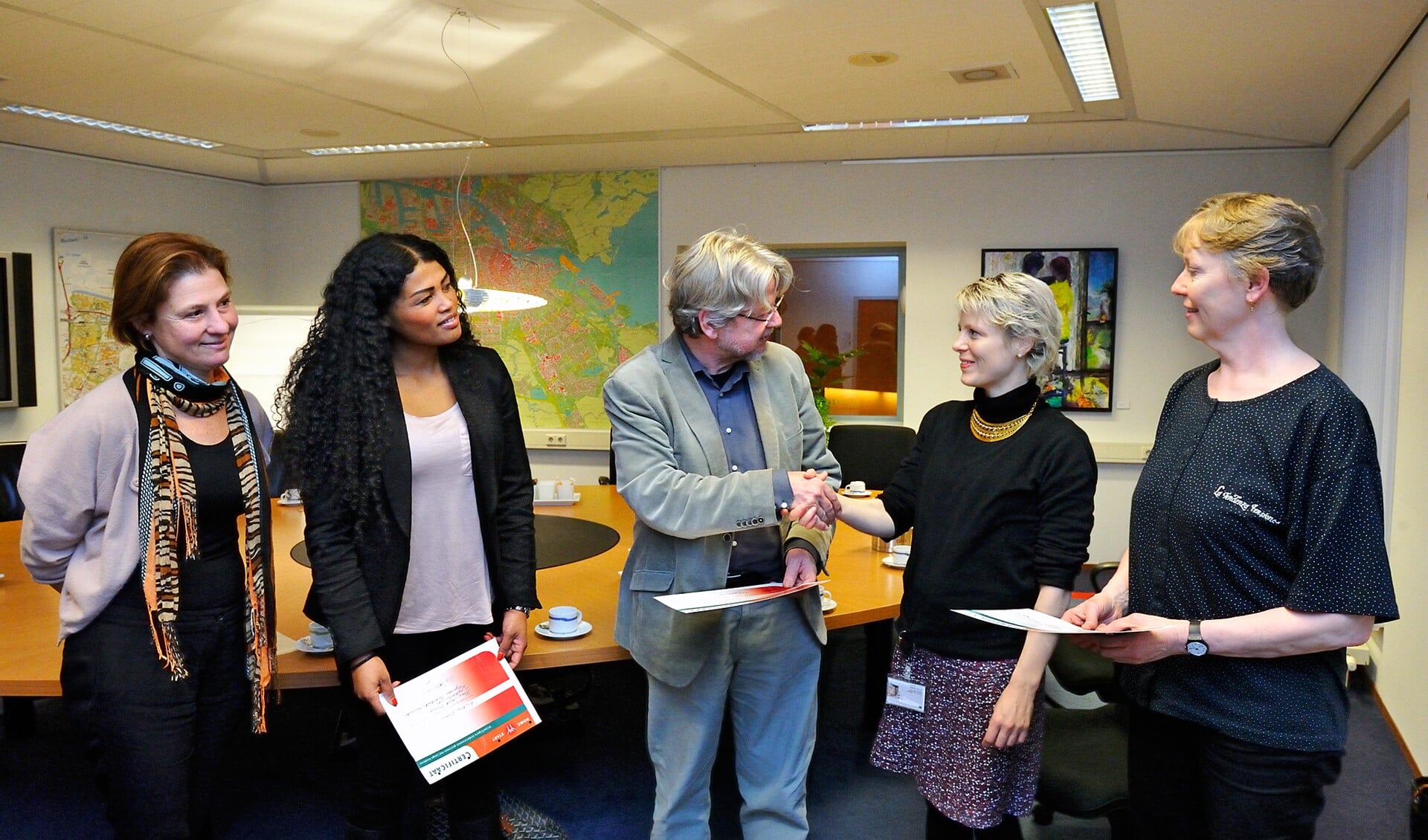 Wethouder Grondel reikte de eerste certificaten uit aan Diemense vrijwilligers van Home-Start.