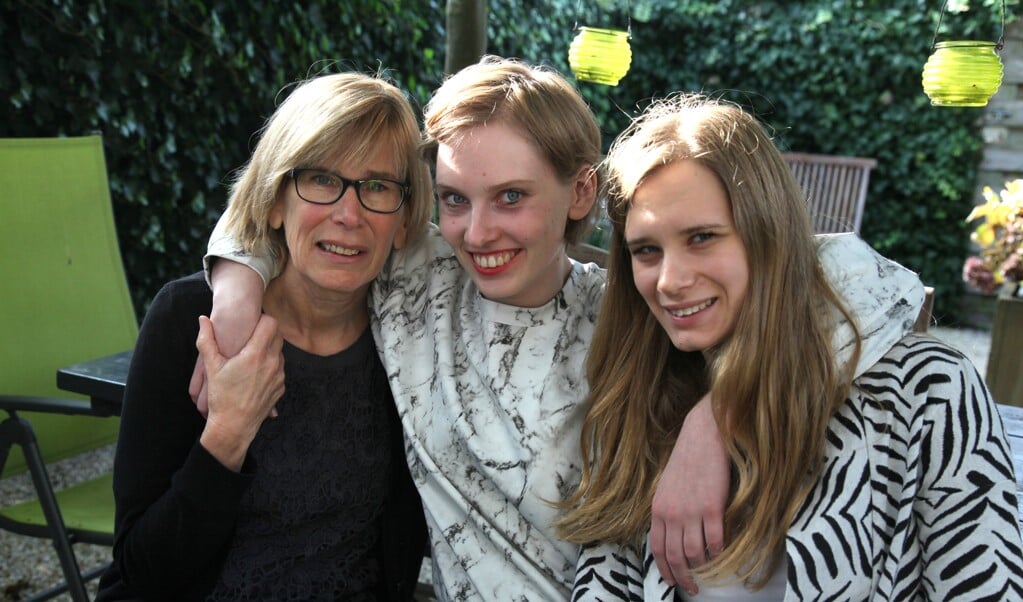 Rosa (midden) met haar moeder Hank en zus Carlotta.