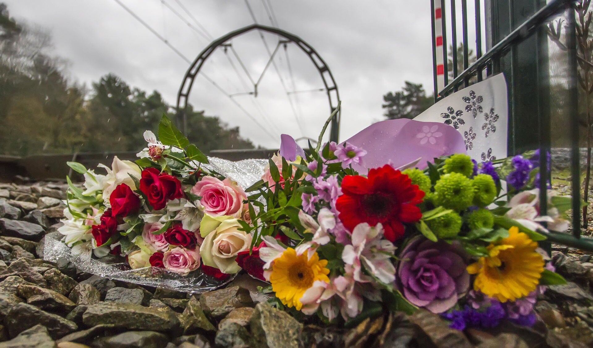 Bloemen voor Dascha langs het spoor. Foto: Bastiaan Miché