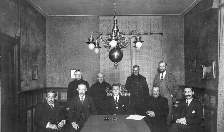 Het gemeentebestuur onder toeziend oog van burgemeester Klarenbeek (1922-1946), de langstzittende in Blaricum. Foto: Historische Kring Blaricum