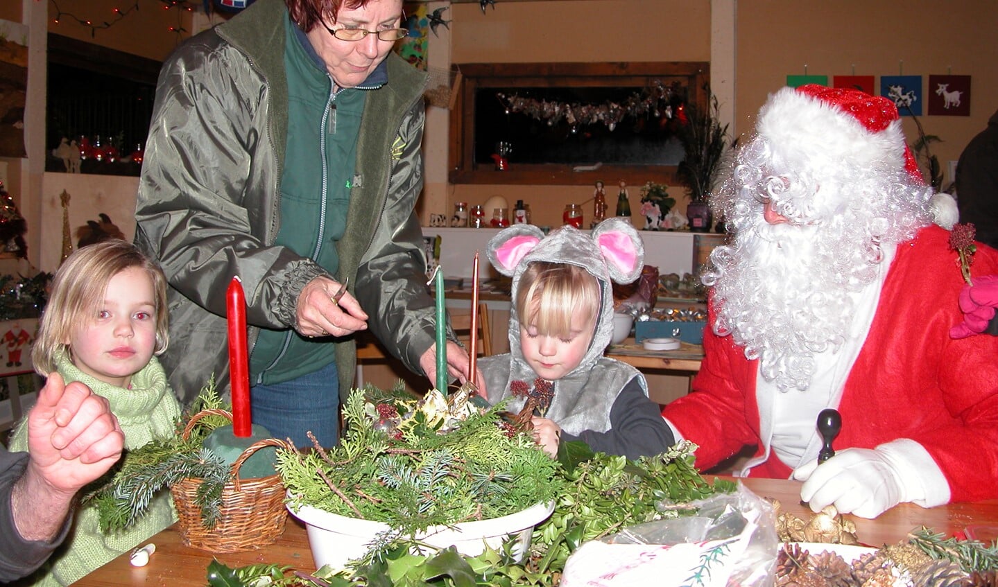Kerstknutselen en bezoek van de Kerstman op de kinderboerderij.
