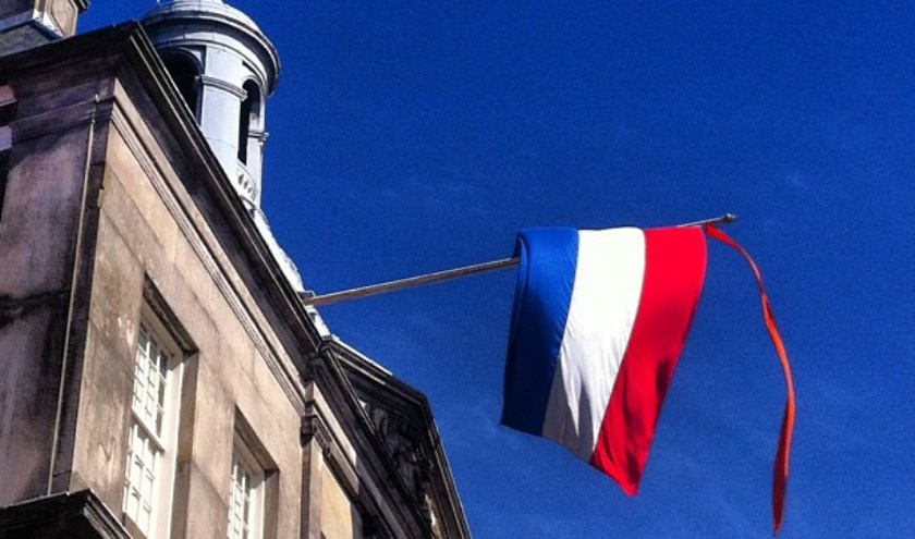 College van B en W schaft vlaggen vanaf stadhuis af. 