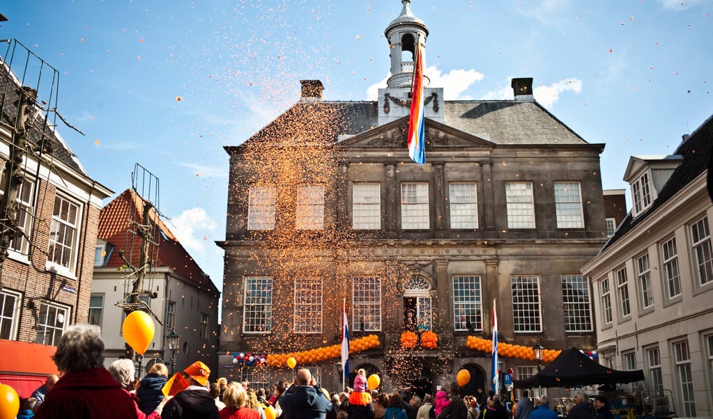 De vlag hangt uit op Koningsdag.