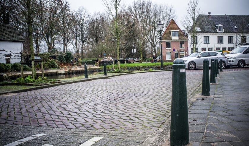 De nieuwe paaltjes in de bocht.