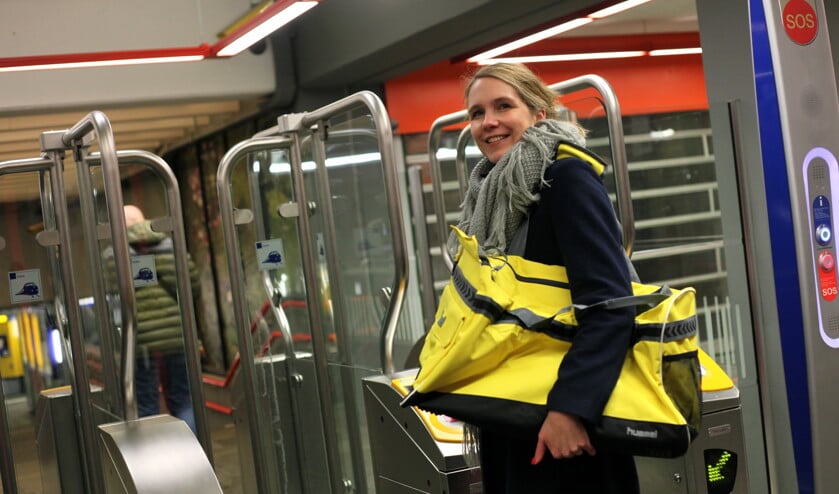 Suzanne op weg naar Amsterdam CS om vluchtelingen te helpen.
