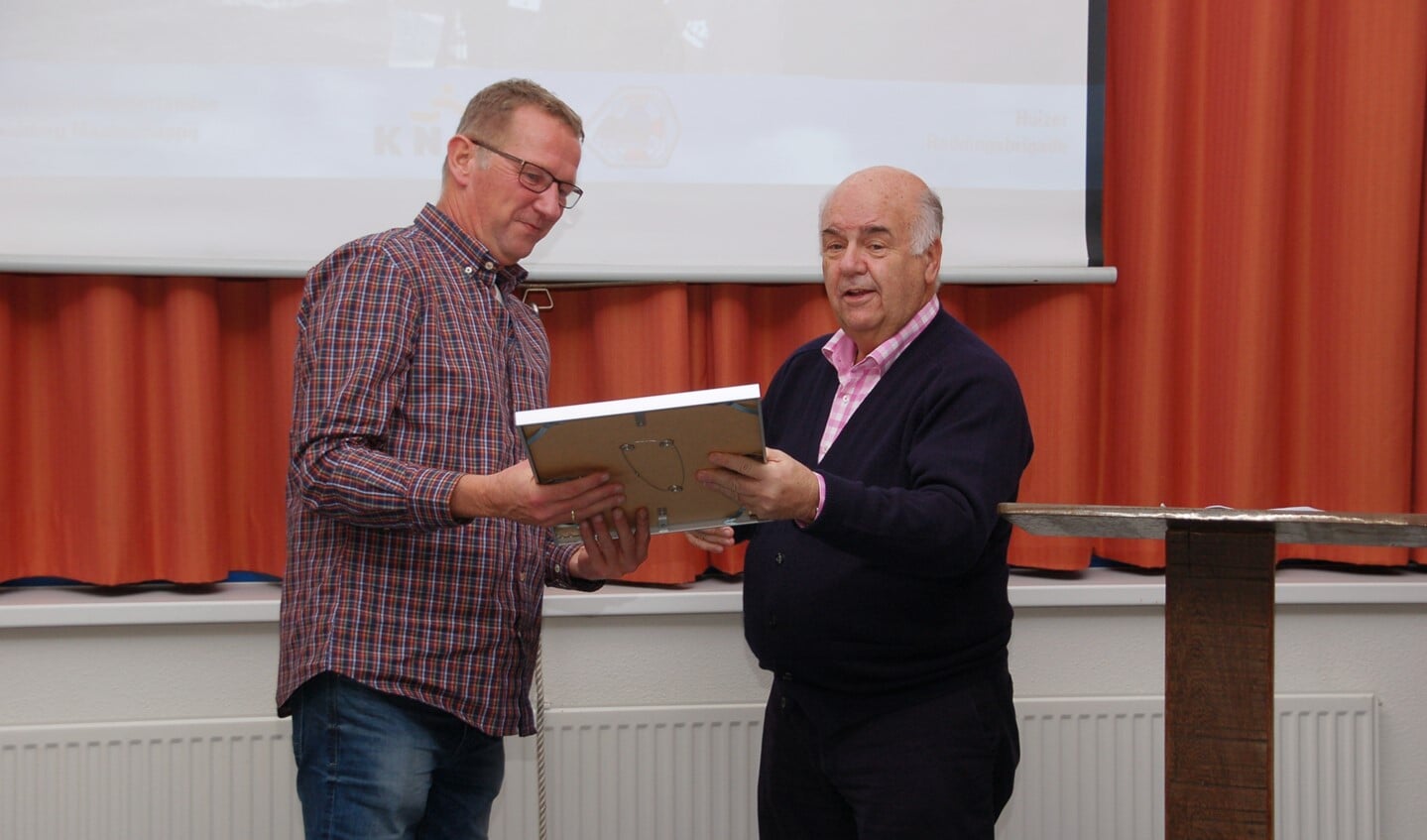 Wim Groothoff krijgt uit handen van de burgemeester het certificaat voor 45 jaar inzet als vrijwilliger.