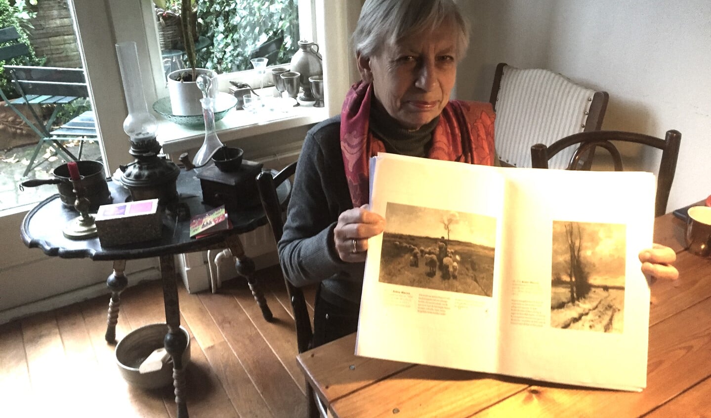Auteur en kunsthistoricus Emke Raassen toont enkele pagina's uit het manuscript voor het boek over de Larense School dat ze schreef.