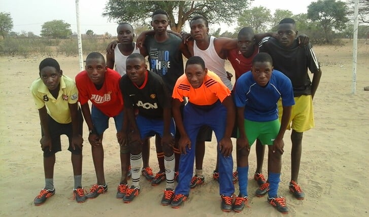 Voor een voetbalteam in Namibië regelde de Stichting Gelukspoppetje nieuwe voetbalschoenen.
