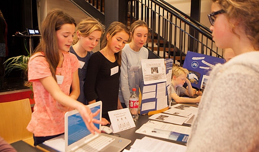 De meiden van de Dr. Maria Montessorischool vertellen over hun project om waterverspilling tegen te gaan. Ze werden uiteindelijk tweede.