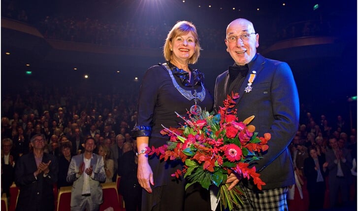 'Ridder' Piet de Koning en burgemeester Geke Faber voor een vol Zaantheater. Foto: Bert Homburg
