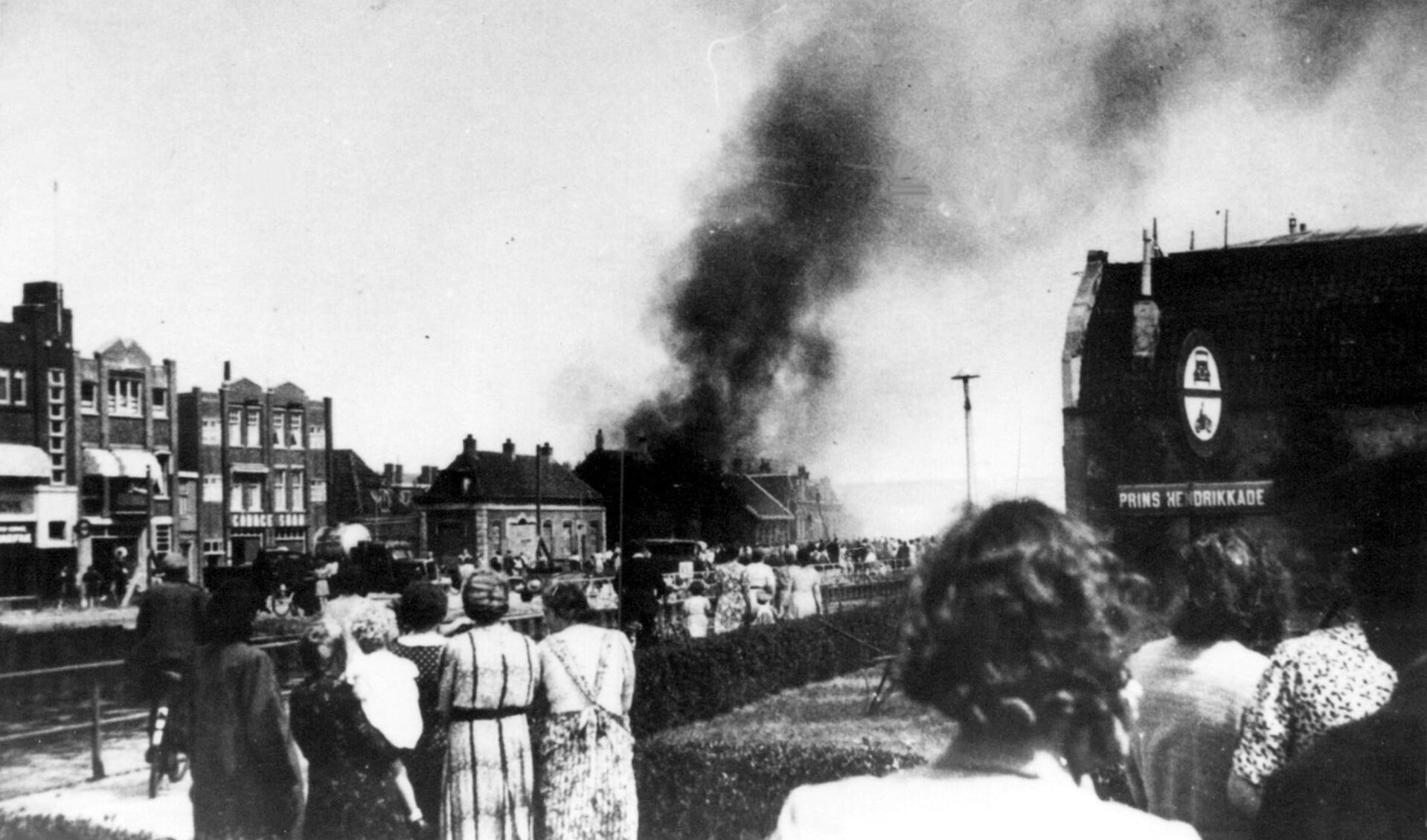 Brand bij de Boerenbond aan de Muiderstraatweg op 30 juni 1943.