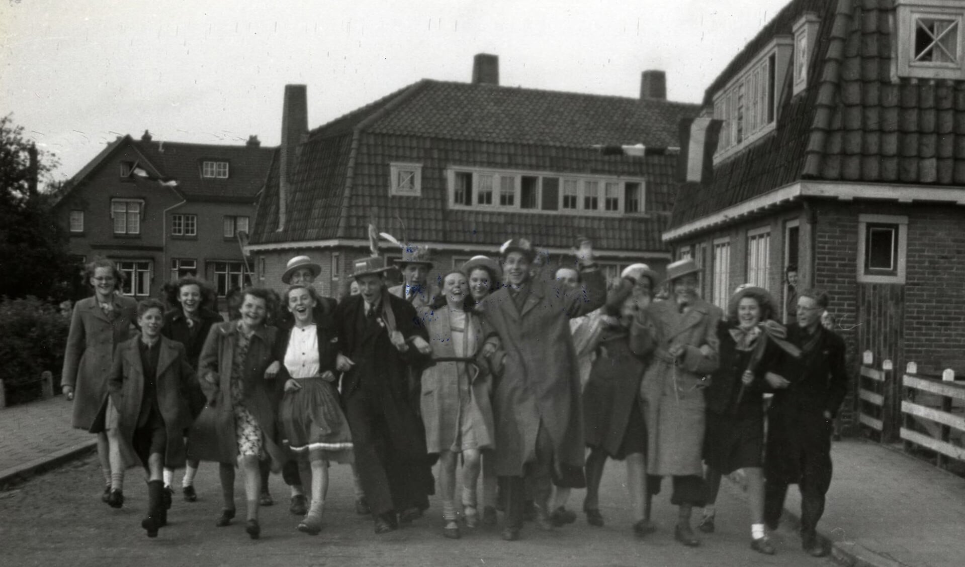 Na de Hongerwinter: de bevrijding in 1945. Weespers blij. Foto: RHC Vecht en Venen. 