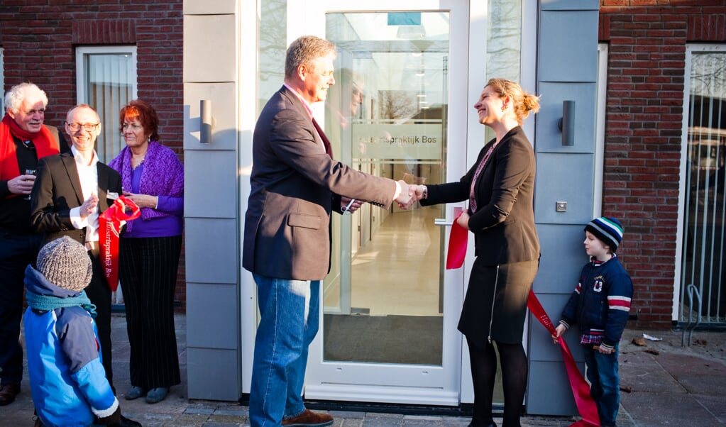 Wethouder Tuning (l) opent praktijk