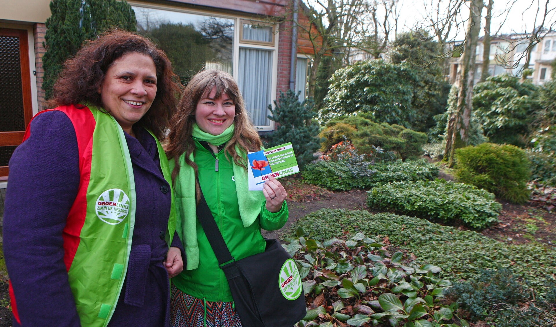 Monica Lemmens (links) en Larisa Landré van GroenLinks delen complimenten uit voor groene tuinen