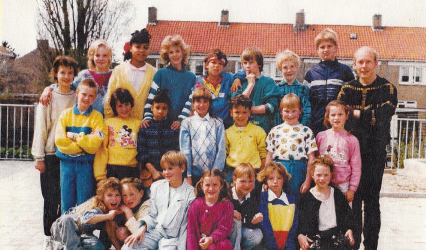 Groep 3 t/m 8 in 1986, uiterst links Rina de Blieck, uiterst rechts Ben Willers.