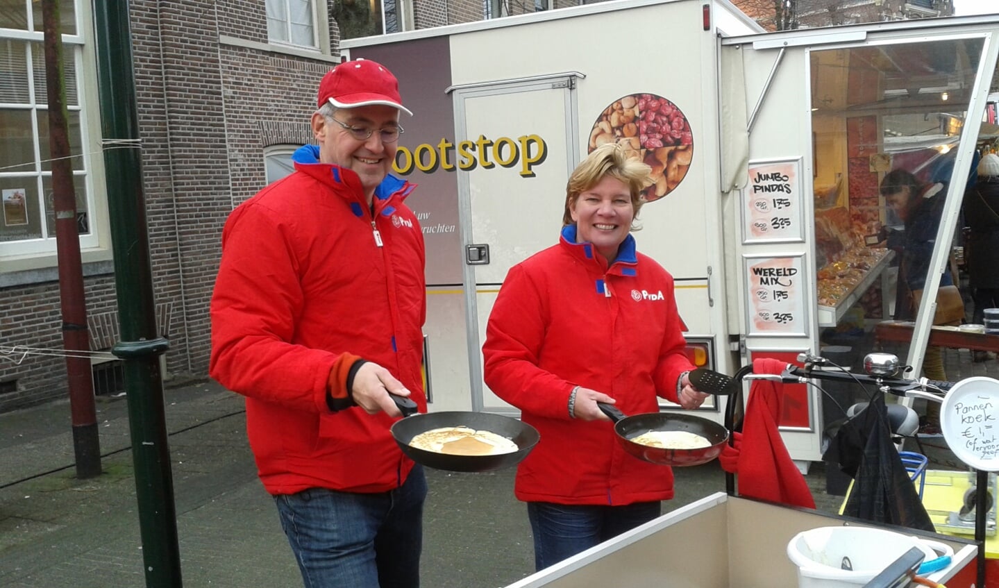 Kitty de Jong (r) bij pannenkoekenbakken op de markt. Foto: PvdA
