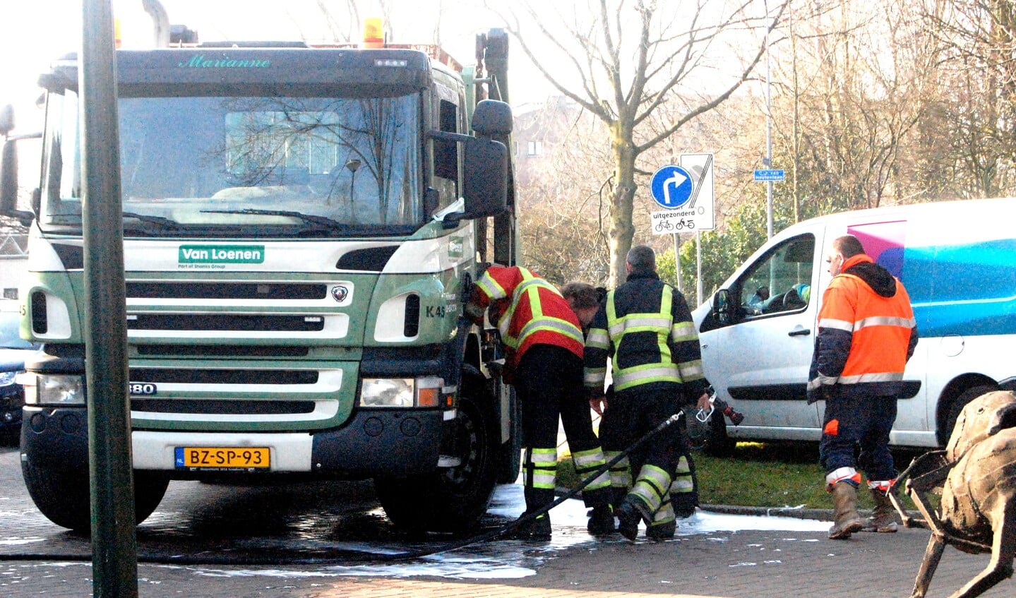Brandweer Weesp schiet te hulp.