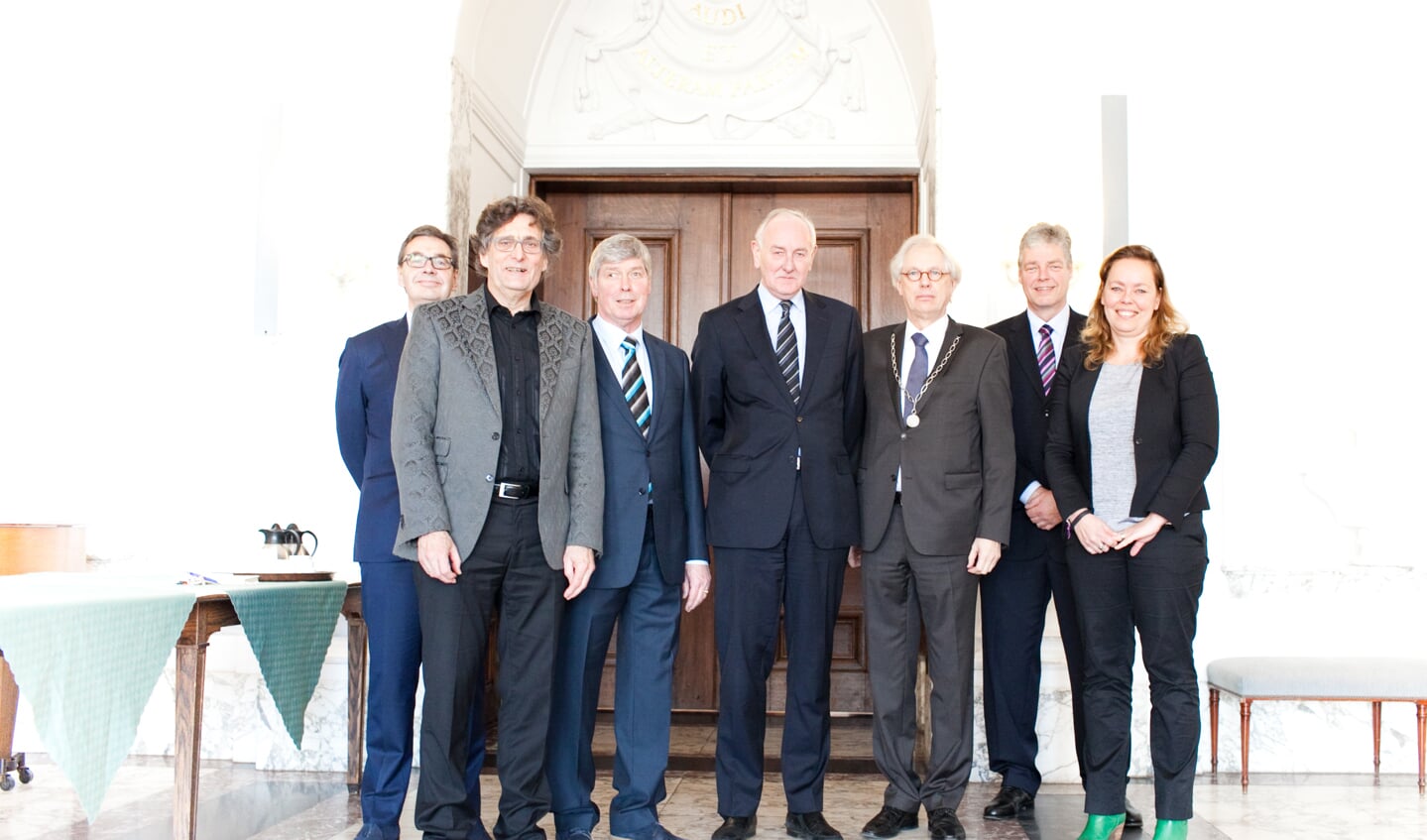 Commissaris van de Koning temidden van het Weesper college van B en W.