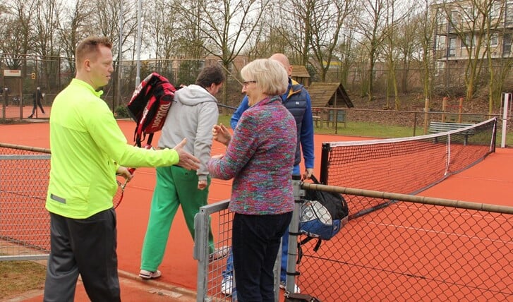 Wethouder Marianne Verhage feliciteert de spelers met de nieuwe tennisbaan