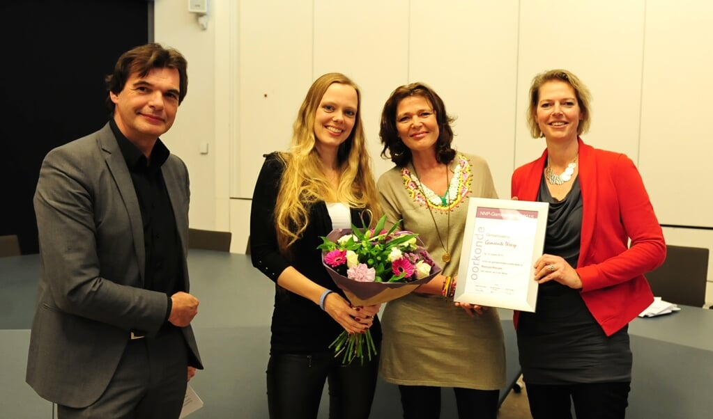 De prijs wordt in ontvangst genomen door de afdeling voorlichting van de gemeente. Foto: Achterhoekfoto.nl 