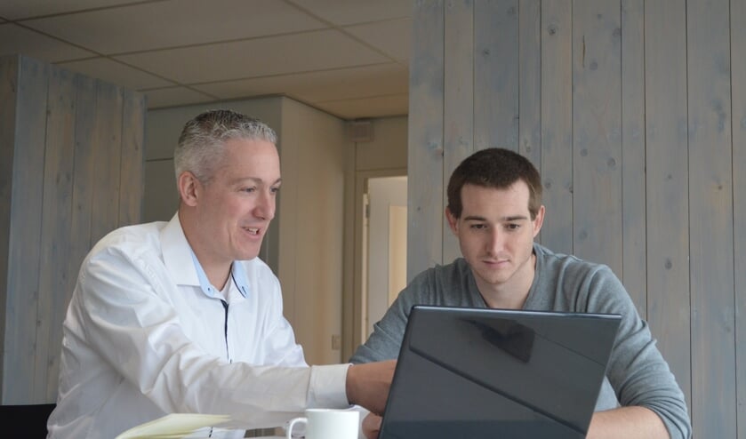 Tobias Veenendaal in overleg met een collega
