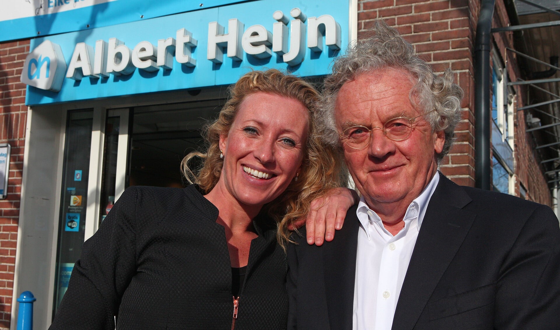 Dochter Marieke met vader Rien Ton voor hun Blaricumse Albert Heijn-vestiging.