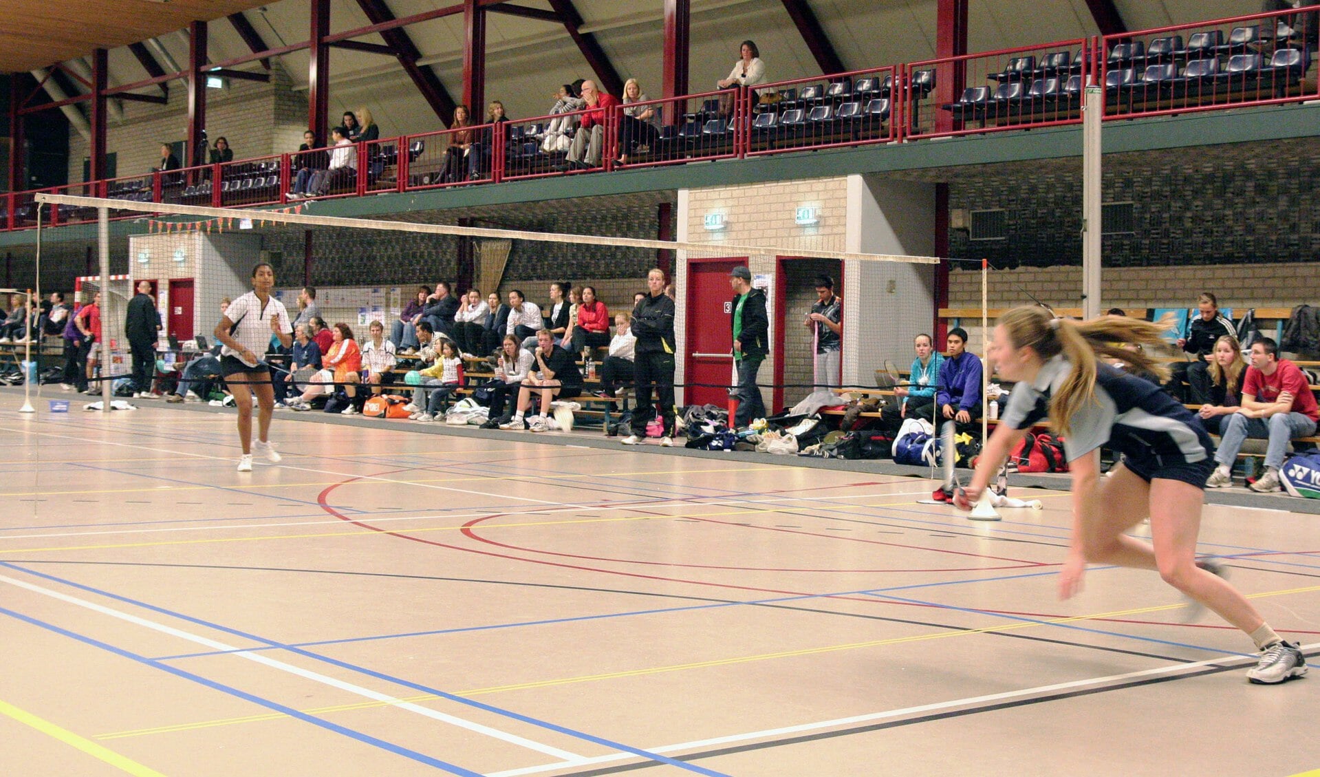 Badmintonners in actie in Sporthal Aetsveld 