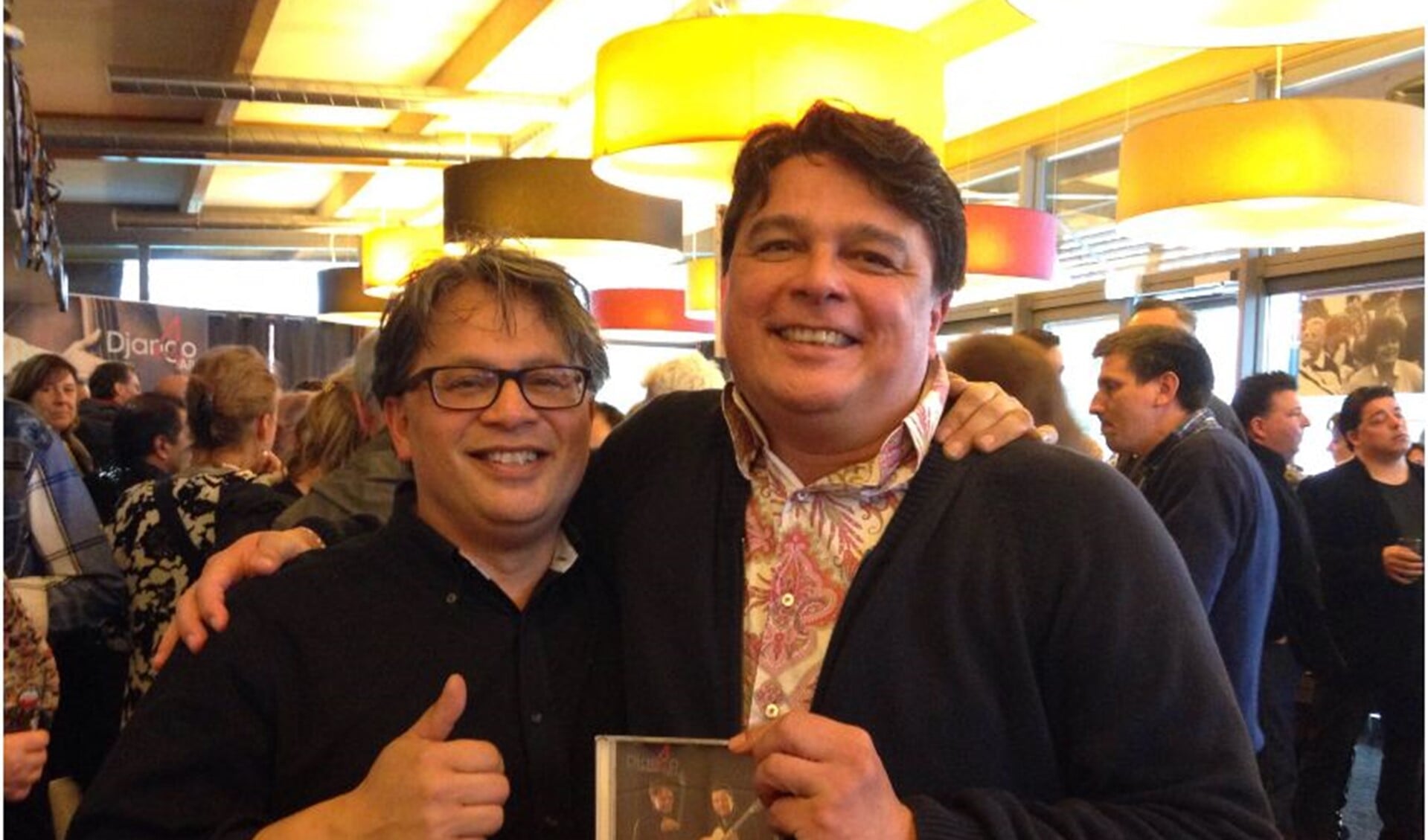 Edu Veerman (links) overhandigde zijn eerste CD aan Kent Hanson.
