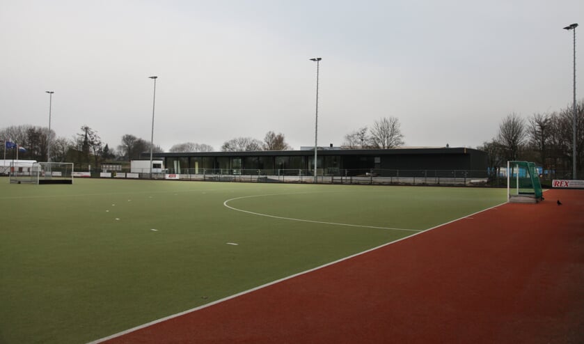Het nieuwe clubhuis verrijst langs het hockeyveld