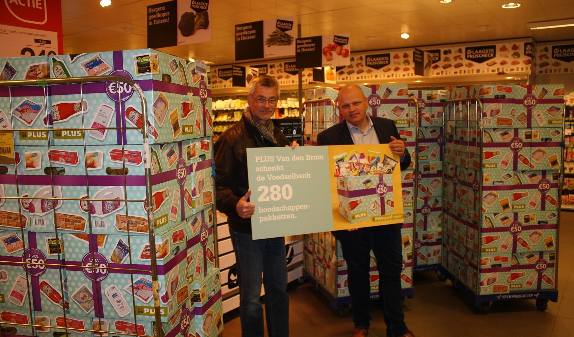 Dick van Toor (links) neemt de schenking van Harald van den Brom dankbaar in ontvangst. Foto: Voedselbank G&O