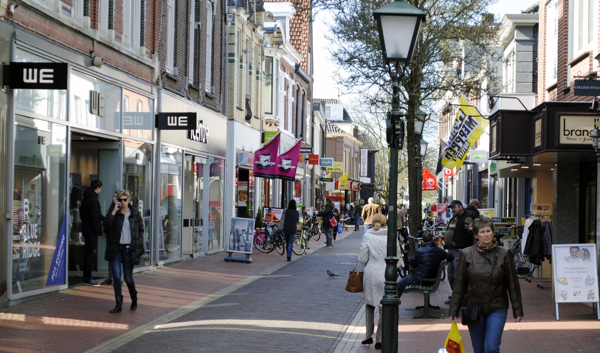 Winkels mogen vanaf 3 maart op afspraak maximaal twee klanten ontvangen. (archieffoto van de Nassaulaan in Bussum)