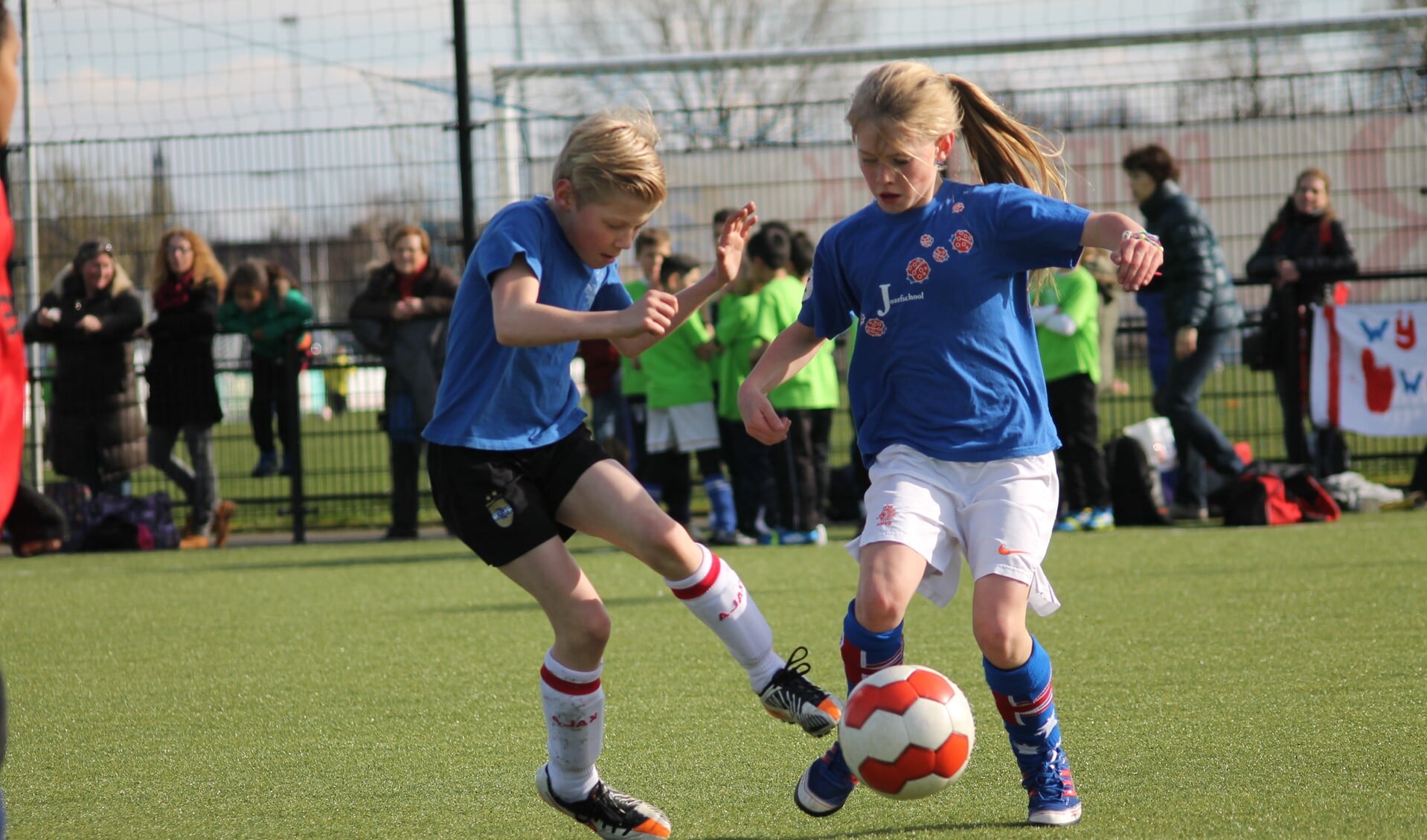 Ook meisjes wisten vorig jaar  hun mannetje te staan bij het schoolvoetbaltoernooi. Foto: Sandra Meines