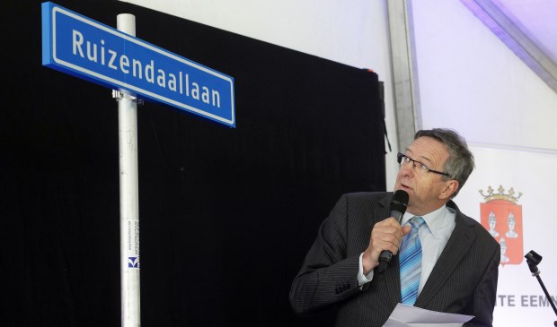Wethouder Zoetman onthult het eerste straatnaambord van de Zuidpolder. (foto: Studio Kastermans)