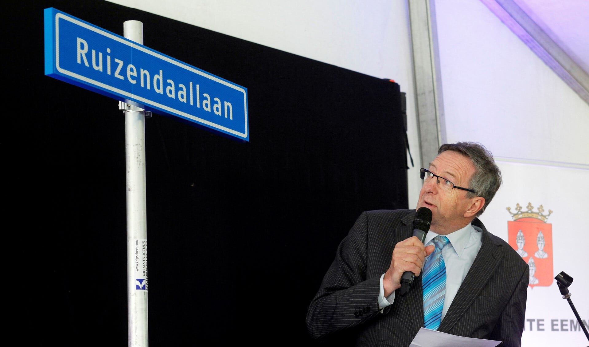 Wethouder Zoetman onthult het eerste straatnaambord van de Zuidpolder. (foto: Studio Kastermans)