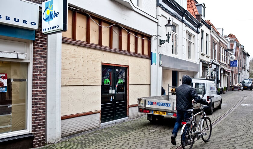 Een historische winkelgevel duikt op.