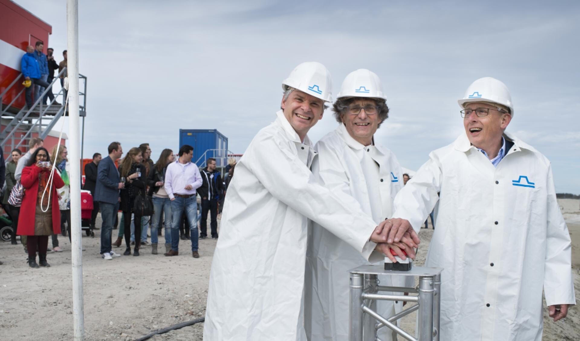 Wethouder Eijking (m) van de gemeente Weesp, Eltjo Bouwman van Blauwhoed en Harry Huisman van Van Wijnen 