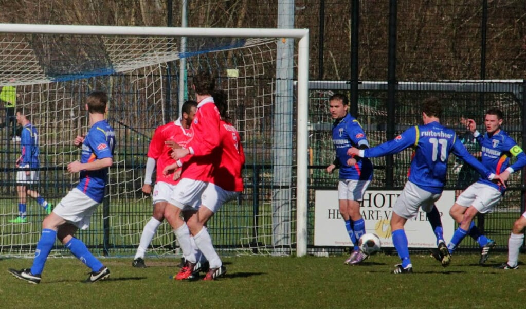 FC Weesp lijdt te veel nederlagen, zoals een week geleden tegen Hoofddorp. Foto: Herman Hermsen.